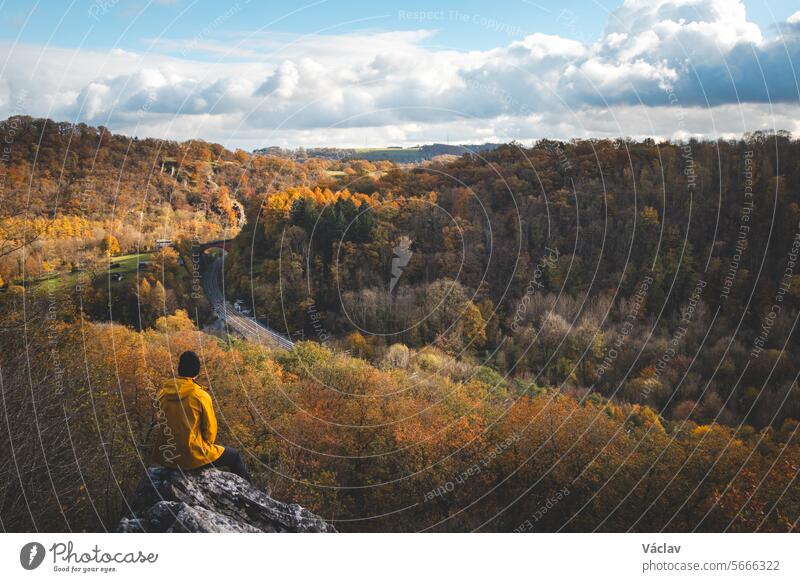 Felsige Umgebung in der Nähe der Stadt Dinant in der Region Wallonien, Belgien, mit einem Wasserlauf, der natürliche Mäander in Herbstfarben bildet. Der Sonnenuntergang beleuchtet einen bunten Wald