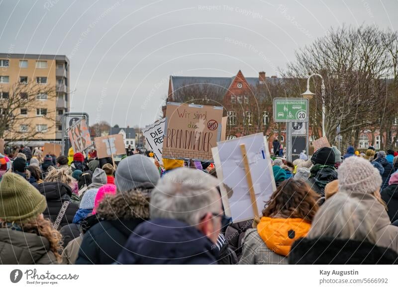 Demonstration gegen Rechts Sylt Teilnehmer Westerland Bundesweit Attacke gegen AFD Deutschlandweit Personen Menschenmaße Mutig Endlich Farbig Bunt Rathaus