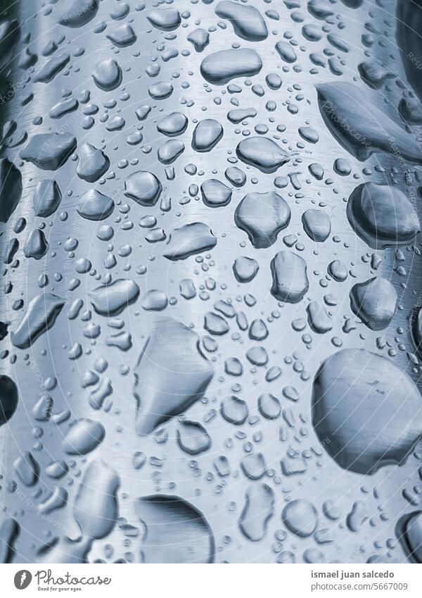 Regentropfen auf der Metalloberfläche Tropfen Tröpfchen regnerisch regnerische Tage Wasser nass platschen Kondenswasser Stock Oberfläche metallisch aqua Boden
