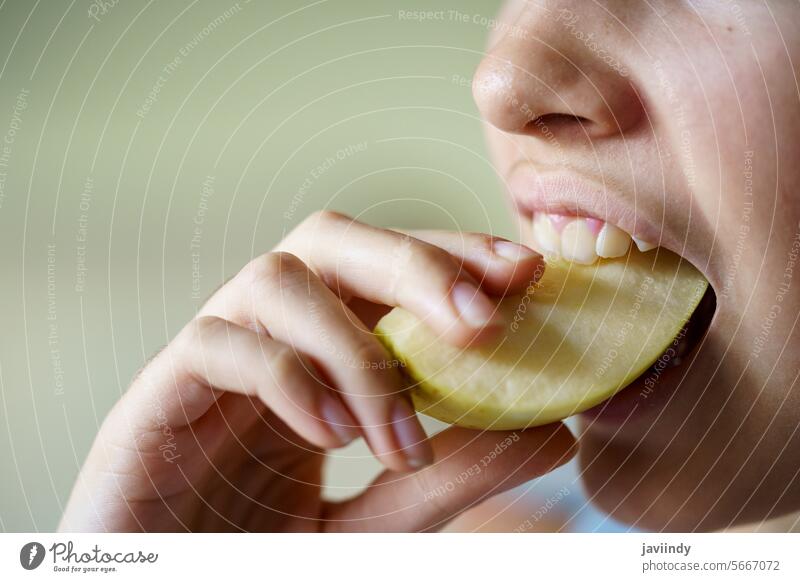 Anonymes Teenager-Mädchen isst eine frische Apfelscheibe essen Scheibe Gesundheit Vitamin Ernährung Frucht Biss gelb Lebensmittel lecker geschmackvoll süß