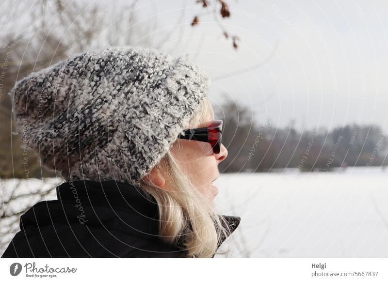 Wintersonne genießen Mensch Frau Porträt Frauenporträt Profil draußen Außenaufnahme Schnee Kälte Frost Sonnenlicht schönes Wetter Natur kalt Winterstimmung Kopf