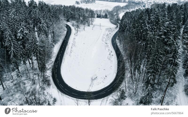 Winter Wonderland Luftaufnahme: Verschneite Straßen per Drohne eingefangen oben Abenteuer Luftbildfotografie Luftstraße Winter in der Luft Asphalt Hintergrund