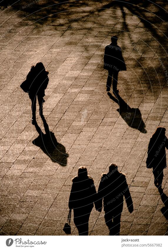 genieße den Spaziergang im Sonnenschein Bürgersteig Schatten Wege & Pfade Verkehrswege Kontrast Bodenplatten Sonnenlicht Schattenspiel Silhouette Fußgänger