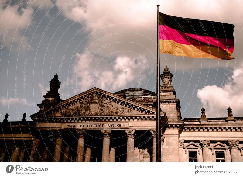 schaun wir mal was wird | mit dem deutschen Volke Reichstag Deutschlandfahne Deutsche Flagge Politik & Staat Fassade Tiefenschärfe Nationalflagge wehen Himmel