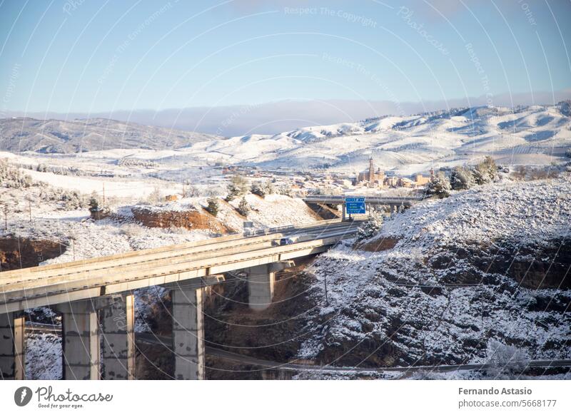 Schnee. Winterlandschaft mit einer weißen Schneedecke, die Berge und Straßen bedeckt. Bäume mit Schnee. Klarer Tag. Weiße Decke durch einen Sturm mit starkem Schneefall. In Spanien. Januar. 2024.