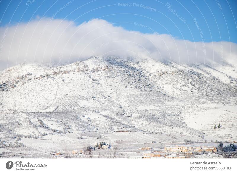 Schnee. Winterlandschaft mit einer weißen Schneedecke, die Berge und Straßen bedeckt. Bäume mit Schnee. Klarer Tag. Weiße Decke durch einen Sturm mit starkem Schneefall. In Spanien. Januar. 2024.