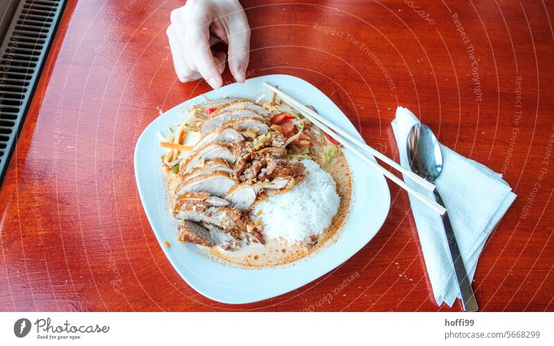 Mittag - schon mal probieren, die Hand greift ins Essen ... Mittagessen rot Chilli mittagstisch gebackene Ente Thai-Food Vietnamesisches Essen Asiatische Küche