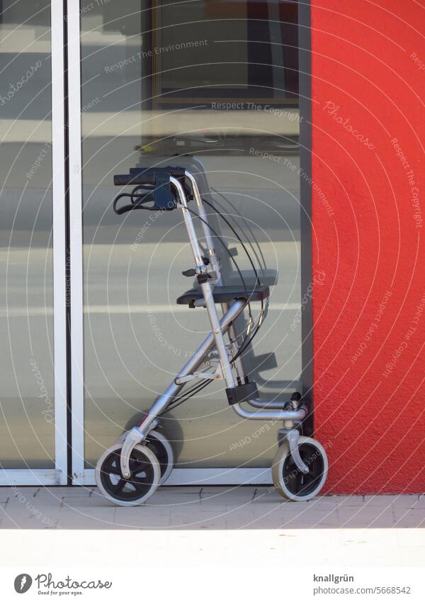 Rollator Gehhilfe Mobilität Außenaufnahme Behinderung Senior alt Krankheit Gesundheitswesen Unterstützung abstützen Handicap Pflege Behinderte Gerät medizinisch