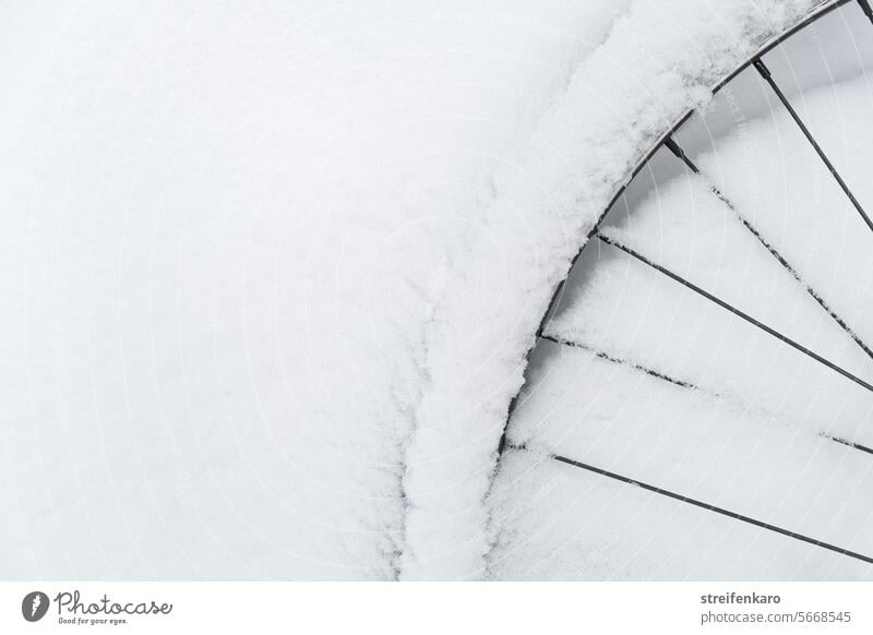 Kalter Anfang Fahrrad Vorderreifen Winter Schnee kalt Außenaufnahme Farbfoto Frost weiß Menschenleer Eis Tag Speichen eingeschneit Stillstand stillstehen