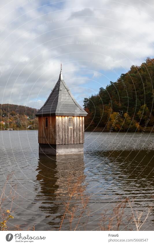 lebe lieber ungewöhnlich | die Kirche im See Landschaft Wald Siedlung Häuser Herbst Herbstfärbung Kirchturm Holz Schiefer Fundament Spiegelung schönes Wetter