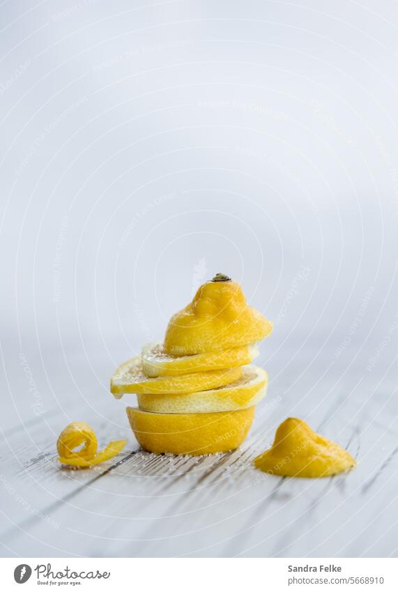 Scheiben einer Zitrone gestapelt zur ganzen Frucht - mit Zucker Zitronenscheibe zitronengelb Farbfoto sauer Lebensmittel Ernährung Zitrusfrüchte Gesundheit