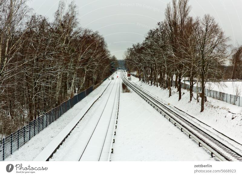 S25 / S26 (nach Teltow) berlin eingeschneit fahrradweg frost januar kalt kälte neuschnee park schneedecke stadt winter winterferien s-bahn öffi öffentliche öpnv