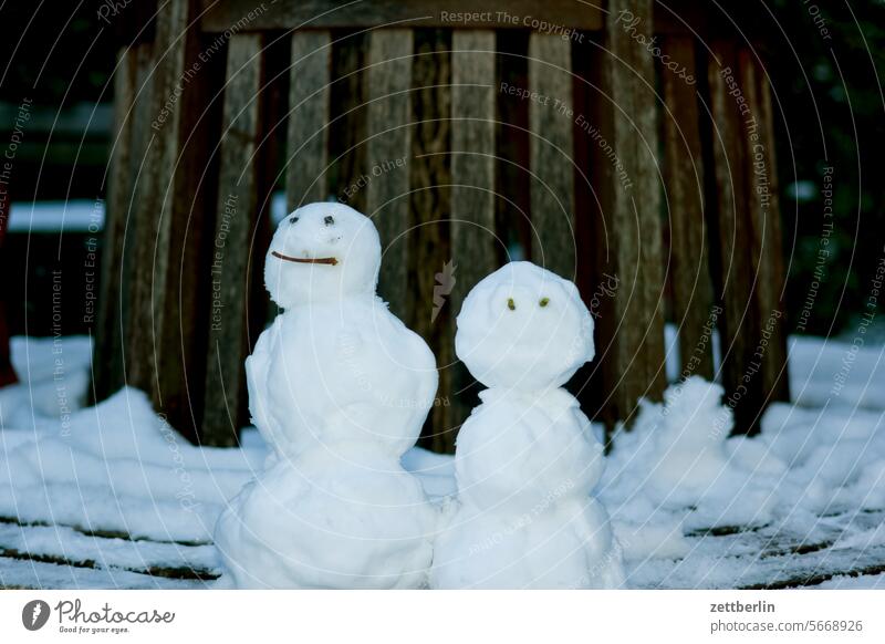 Zwei kleine Schneemänner figur frost frosteinbruch kalt kälte mini minischneemann neuschnee schneedecke schneien spielplatz wallroth wetter winter winterferien