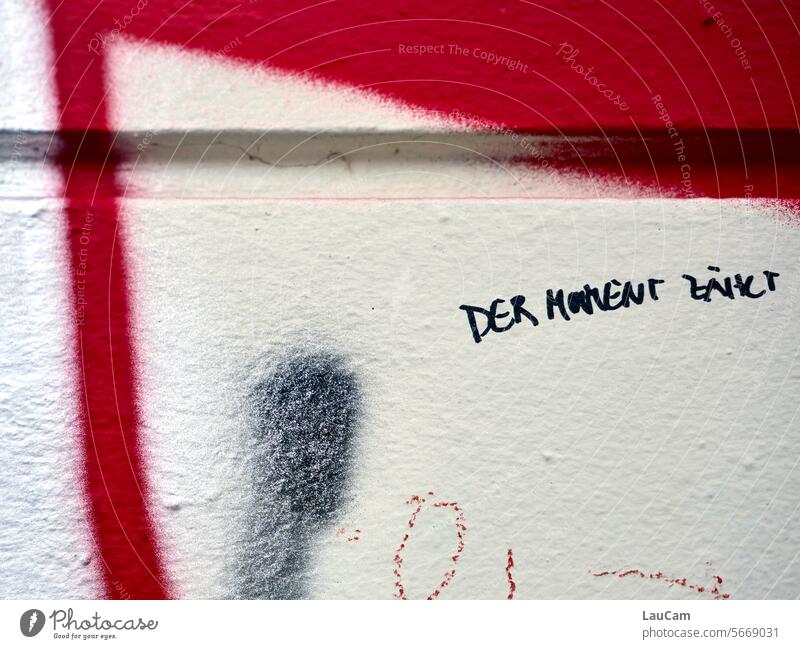 Der Moment zählt den Moment genießen Leben bewusster leben Graffiti Aussage statement Text Wahrheit Fassade Mauer Schrift Schmiererei was zählt
