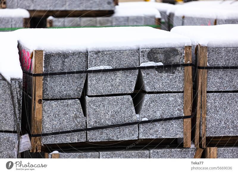 Ziegelsteine auf einer Baustelle im Winter Schnee Eis Bauarbeiten Haus Halt Pause Gebäude saisonbedingt