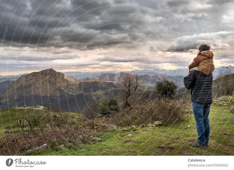 Der Mann und das Kleinkind auf seinen Schultern schauen in die Landschaft Steine Wolken Büsche Urlaub Tourismus Ferien & Urlaub & Reisen Berge u. Gebirge Gipfel