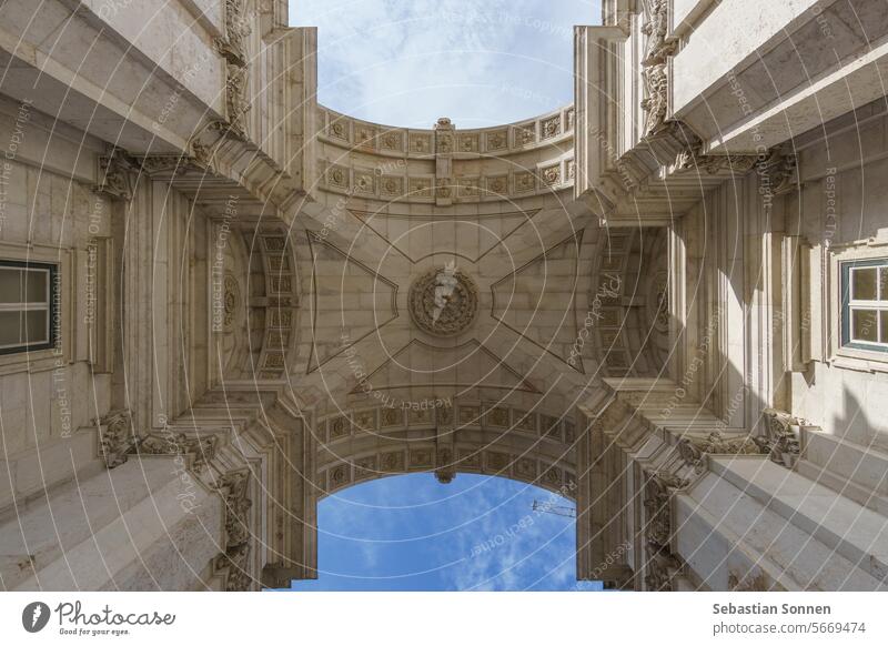 Wunderschöne Decke des Triumphbogens oder Arco da Rua Augusta auf dem Handelsplatz in Lissabon, Portugal Architektur Wahrzeichen Großstadt Gebäude Bogen Europa