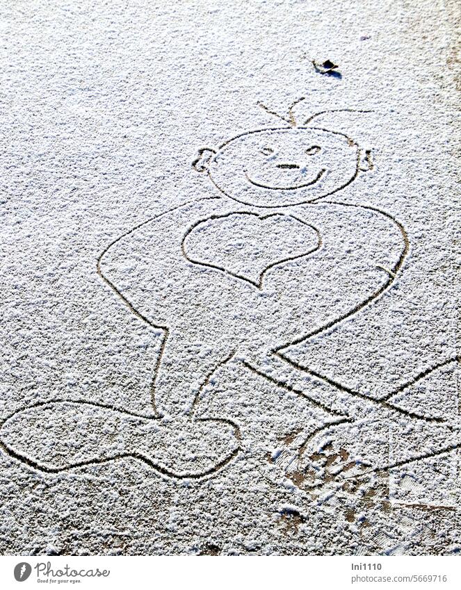 Strichmännchen mit großem Herz Winter schönes Wetter dünne Schneedecke Spaß Freude Malen Stöckchen Darstellung Rundungen mit Herz großes Herz