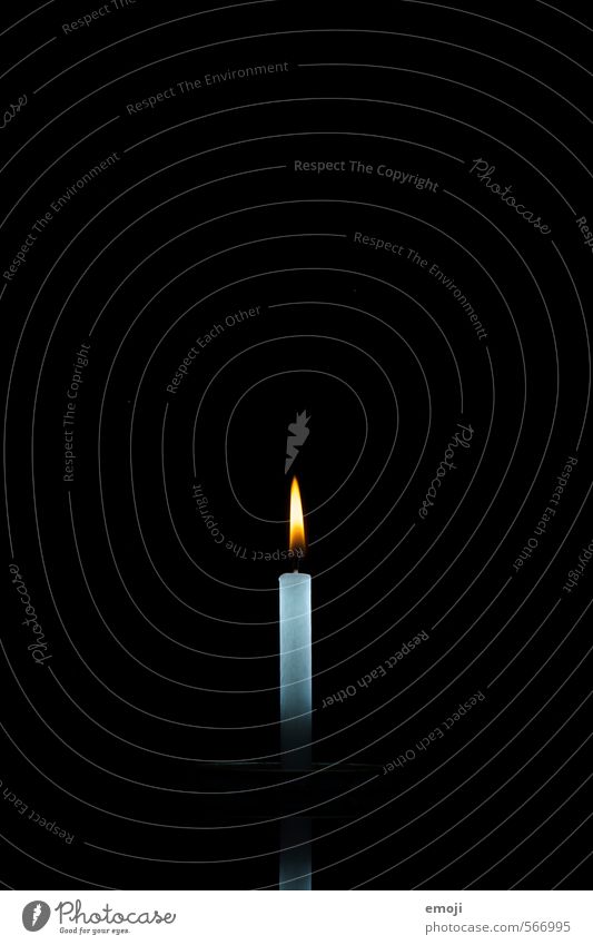 Sinnbild Kerze Flamme Wachs Symbolismus Symbole & Metaphern dunkel schwarz Kerzenschein Licht Hoffnung Glaube Hoffnungsstrahl Weihnachten & Advent Farbfoto