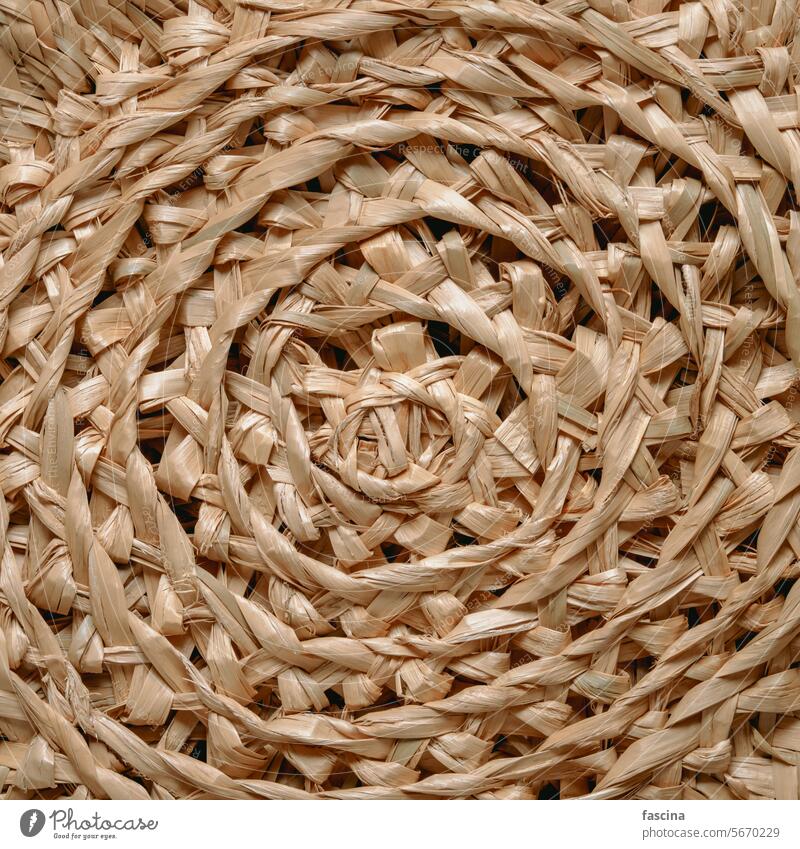 Kreisförmiges Muster eines geflochtenen Korbes aus Seegras kreisrund beige Korb aus geflochtenem Seegras gewebt Seegraskorb kreisförmiges Muster abstrakt
