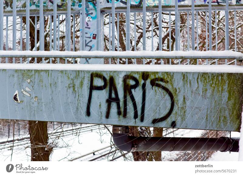 Paris berlin eingeschneit fahrradweg frost januar kalt kälte neuschnee park schneedecke stadt winter winterferien grafitto grafitti schrift sprayer tagg