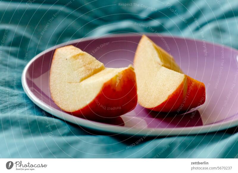 Zwei Apfelstücke apfel obst frucht essen nahrung speise vitamine ernährung gesund frisch saftig teller viertel geschnitten appetit