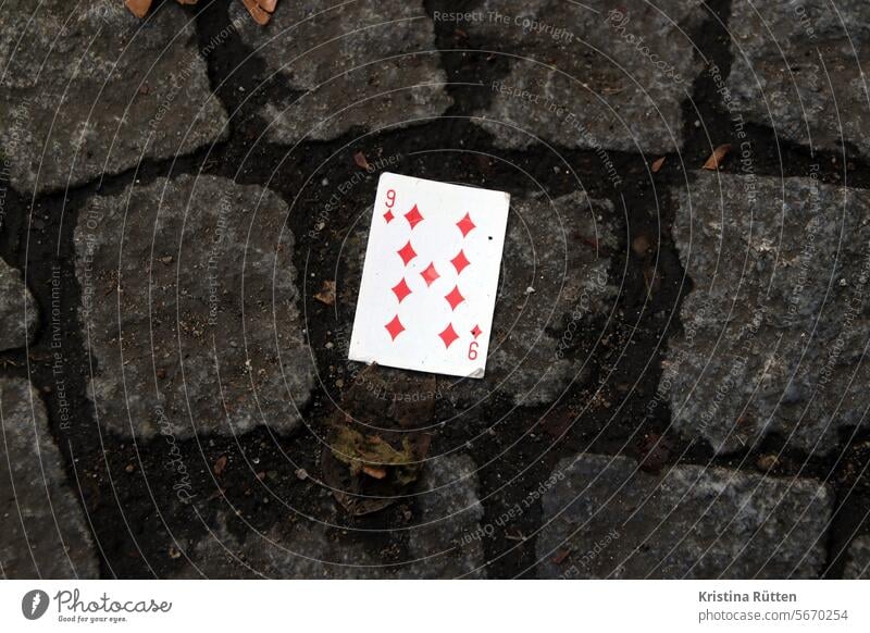 karo neun spielkarte 9 eckstein zahlenkarte farbe symbol kartenspiel verloren gefunden straße gehweg pflaster boden skat poker freizeit hobby spielen