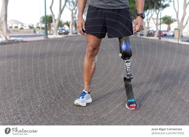 Crop-Runner mit Blattbeinprothese beim Training in der Stadt Sportler Läufer Amputierte Bein Prothesen Athlet Herausforderung Straße Mann jung künstlich