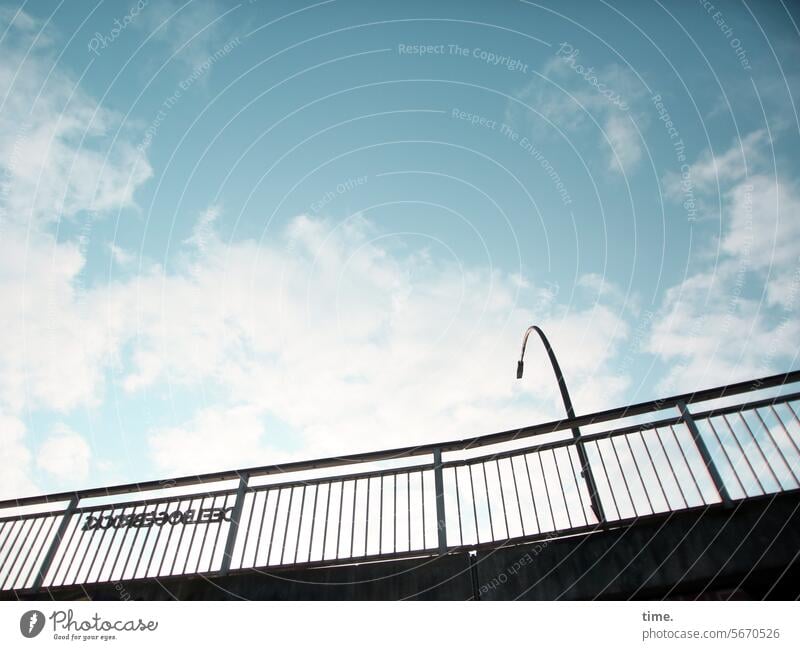 Brücke mit Geländer und Lampe vor Himmel Verkehrswege Umwelt Perspektive Personenverkehr Brückengeländer Froschperspektive Wolken menschenleer Beleuchtung