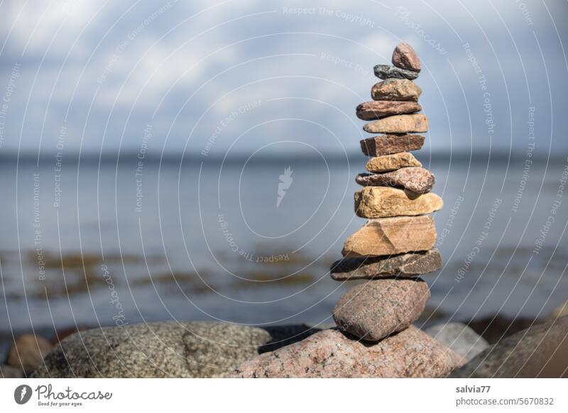 Zusammenhalt und Balance | Steinturm am Meer Turm Gleichgewicht Standhaft Steine Strand Erholung Stapel Küste Wasser Natur ruhig Meditation Farbfoto Himmel