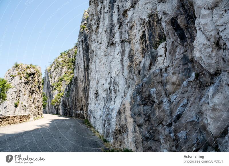 Straße - in den Felsen geschnitten hoch Stein Triest Italien Berge u. Gebirge Landschaft Himmel Ferien & Urlaub & Reisen Sommer wandern Tag Mauer grün grau blau