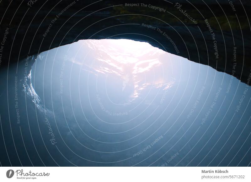 Felsenhöhle mit Loch, durch das Licht scheint. Unterwelten in Schweden. Mystisch Höhle Golfloch Sonnenlicht Urlaub Glanz Gefahr Nationalpark Faszination reisen