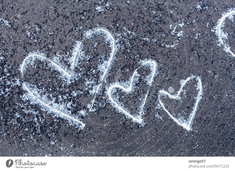 3 eiskalte Herzen Eiskristalle Winter winterlich Straße Gehweg Zeichnung Graffito Frost Kälte Wintertag Asphalt Winterstimmung Außenaufnahme Menschenleer