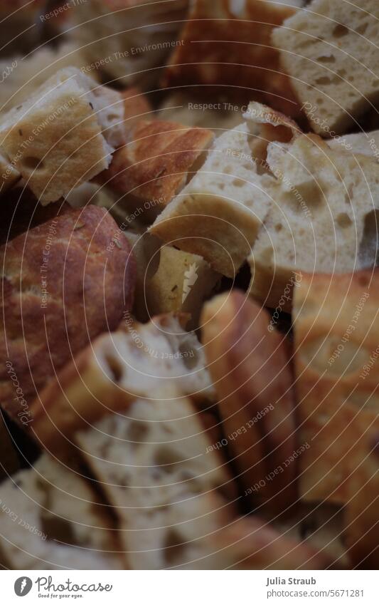 Focaccia in Stücke geschnitten Brot stücke fluffig luftig kross Rosmarin selbstgebacken Italienisch Feinschmecker Bäckerei Lebensmittel frisch lecker