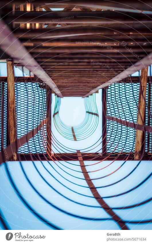 Metallkonstruktion mit Treppenstufen in perspektivischer Ansicht Ukraine abstrakt Abstraktion Architektur Hintergrund Biegungen blau Gebäude Schornstein