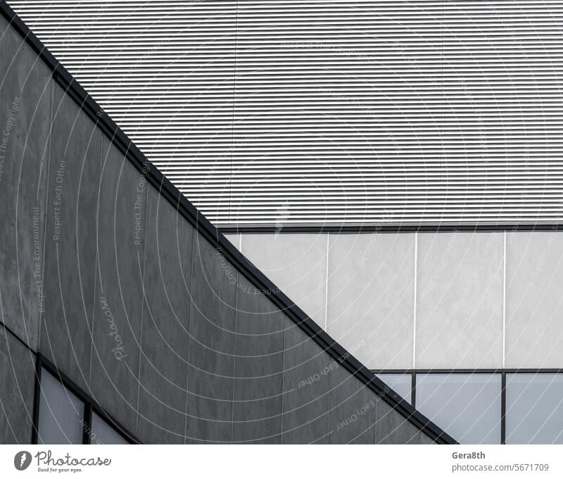 Fragment eines grauen Betongebäudes mit einer gestreiften Wand und leeren Fenstern in Nahaufnahme Ukraine abstrakt abstrakter Hintergrund Winkel Architektur