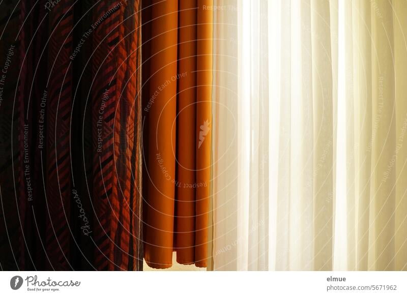 3-fach Gardinen in einem Hotelzimmer Vorhang Fenster Fenstervorhang Sichtschutz Textilien Stoff hängen Blog Strukturen & Formen Dekoration & Verzierung