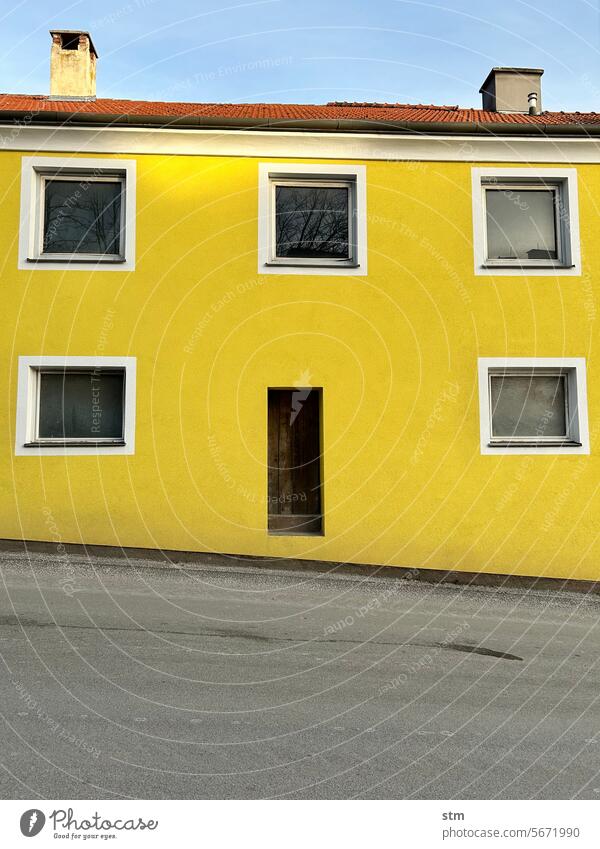 gelbes Haus an der Straße Faschen historisch Asphalt Fenster verändertes Niveau Tür ohne Treppe Landromantik