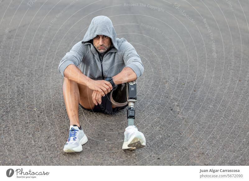 Gestresster Amputierter während einer Trainingspause Sportler Straße Handicap Stress Prothesen Fitness unglücklich Pause männlich Lebensmitte reif Wellness