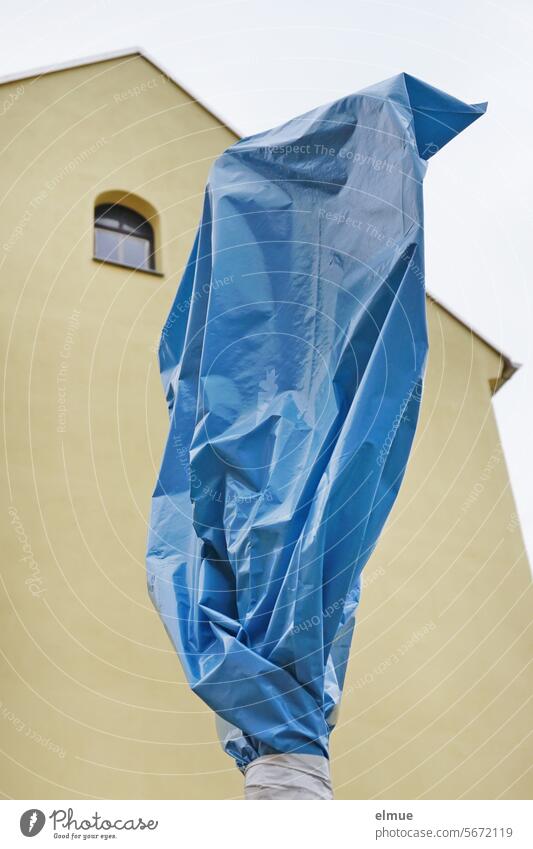 mit einem blauen Plastiksack verhülltes Schild vor einem Wohnhaus mit Giebelfenster Verhüllung Verkehrszeichen ungültiges Verkehrszeichen Fenster reißfest Blog