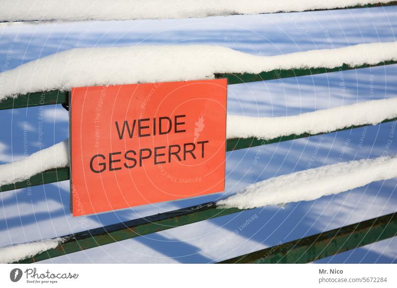 winterpause Weide Weidezaun Winter Schnee Schriftzeichen Schilder & Markierungen sperrung Hinweisschild Warnschild Zutritt verboten Zaun gesperrt