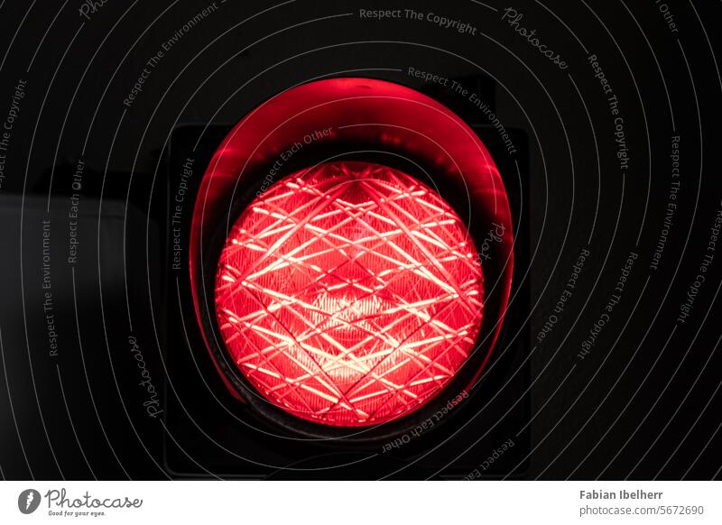 Ampel zeigt rot stop Tiefgarage Halt Lichtzeichenanlage Deutschland