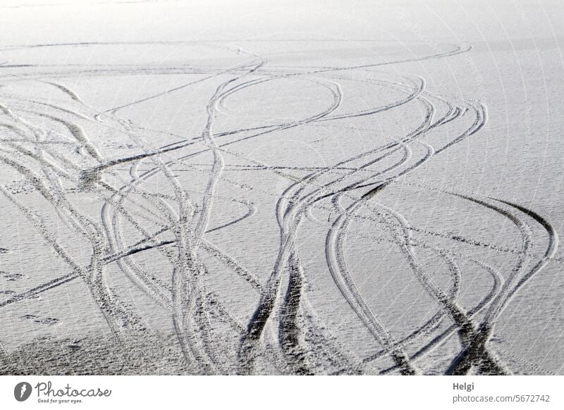 R wie ... | Reifenspuren im Schnee auf dem zugefrorenen See Spuren Eis Kälte Frost Winter frieren kalt Natur Winterstimmung weiß Wintertag Außenaufnahme Wetter
