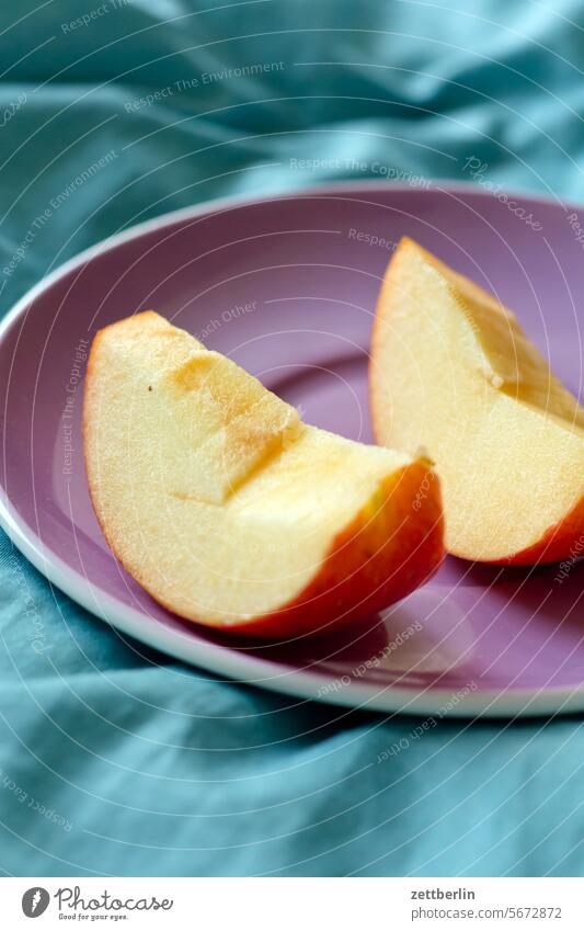 Vitamine apfel obst frucht essen nahrung speise vitamine ernährung teller saftig frisch gesund stück viertel geschnitten appetit