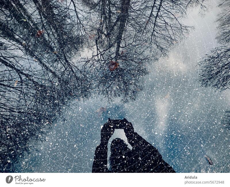 Pfützenselfie mit Bäumen Selfie Winter Asphalt Wasser Spiegelung Reflexion & Spiegelung Regen Himmel Straße nass Fotografie fotografieren Handy Smartphone