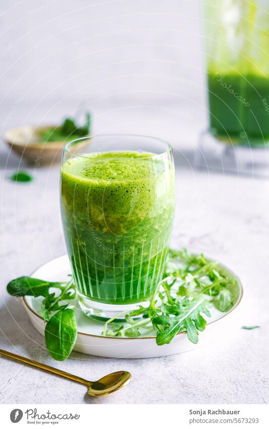 Ein Glas grüner Smoothie smoothie Trinkglas Gesundheit frisch Lebensmittel Vitamin Getränk Vegetarier Veganer Spinat roh trinken Ernährung Gemüse Frucht