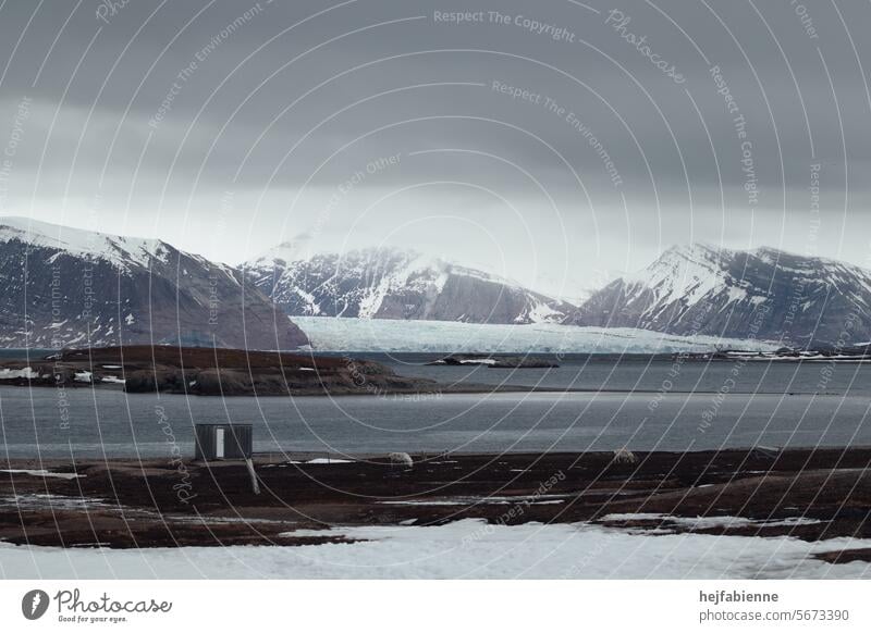 Arktische Fjordlandschaft mit Wasser, Rentieren, Gebirge und Gletscher. Dramatische Stimmung am Polarkreis. Arktischer Ozean Arktisexpedition Winter Natur