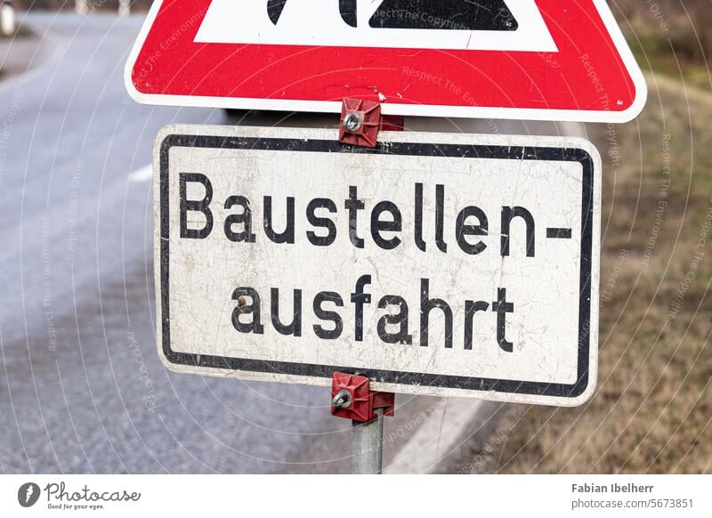 Verkehrszeichen warnt vor Baustellenausfahrt Bauarbeiten Ausfahrt Schild Verkehrsschild Deutschland