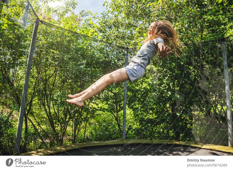 Mädchen hüpft auf einem Trampolin im Freien Aktivität Air hüpfen springend Kind Kindheit kindisch Gefahr gefährlich Emotion energetisch Energie genießen Genuss