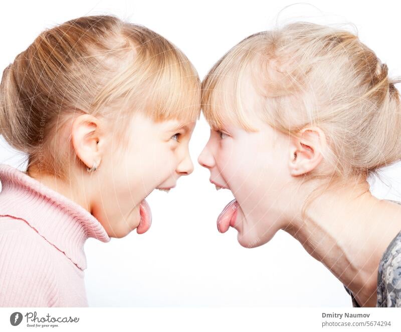 Kinder strecken Kopf an Kopf die Zunge heraus Angesicht zu Angesicht argumentierend schlecht Verhalten blond Kaukasier Kindheit Mitteilung Konflikt